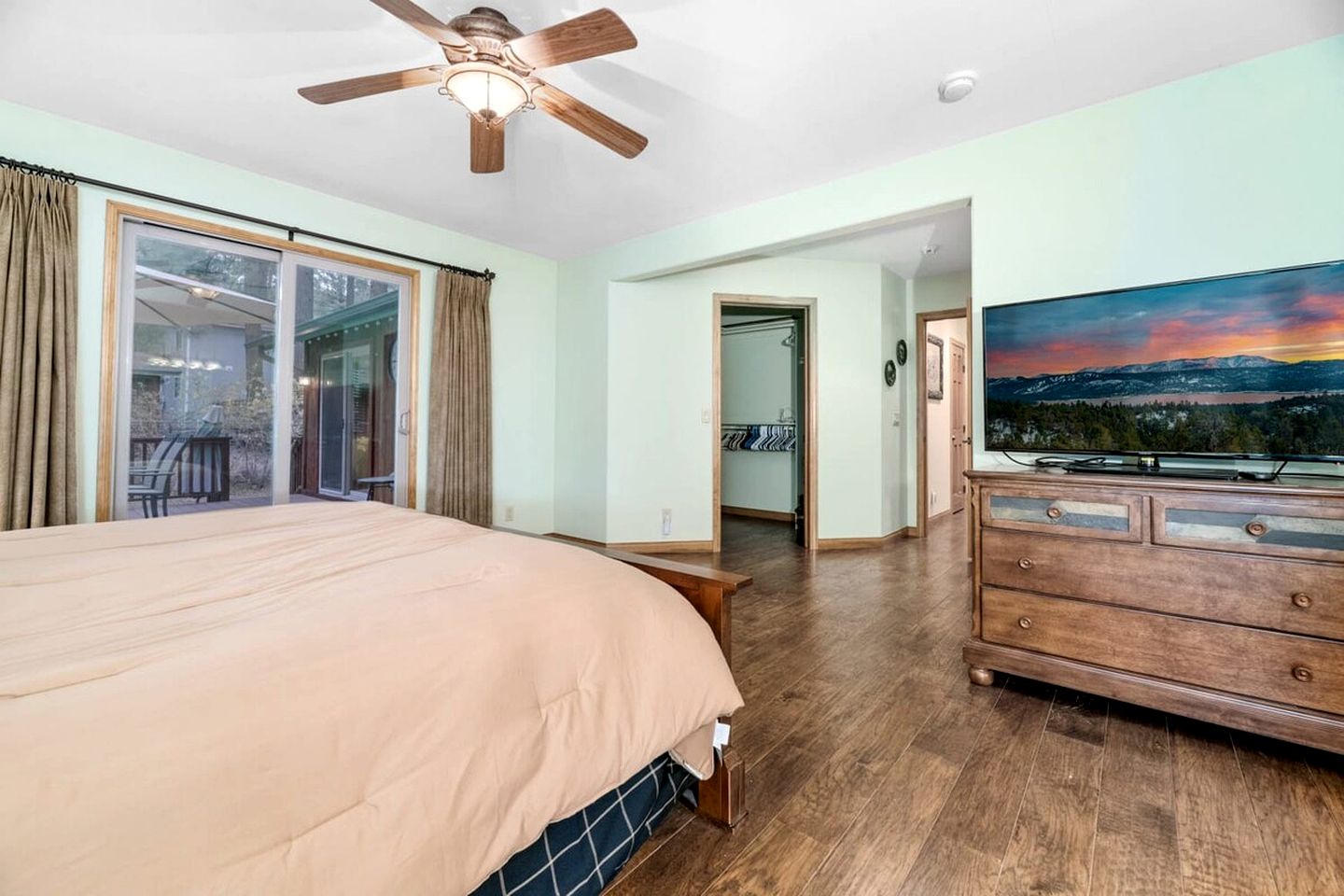 Comfy Cabin with Outdoor Living Space with Spa in Big Bear Lake