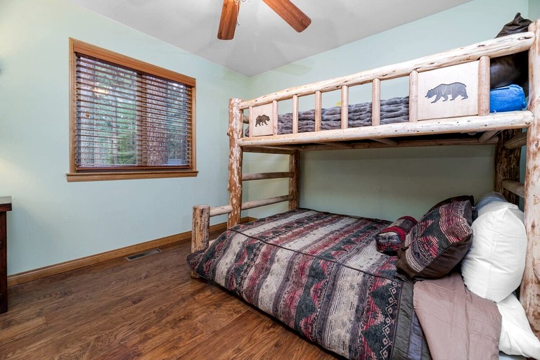 Cabins (United States of America, Big Bear Lake, California)
