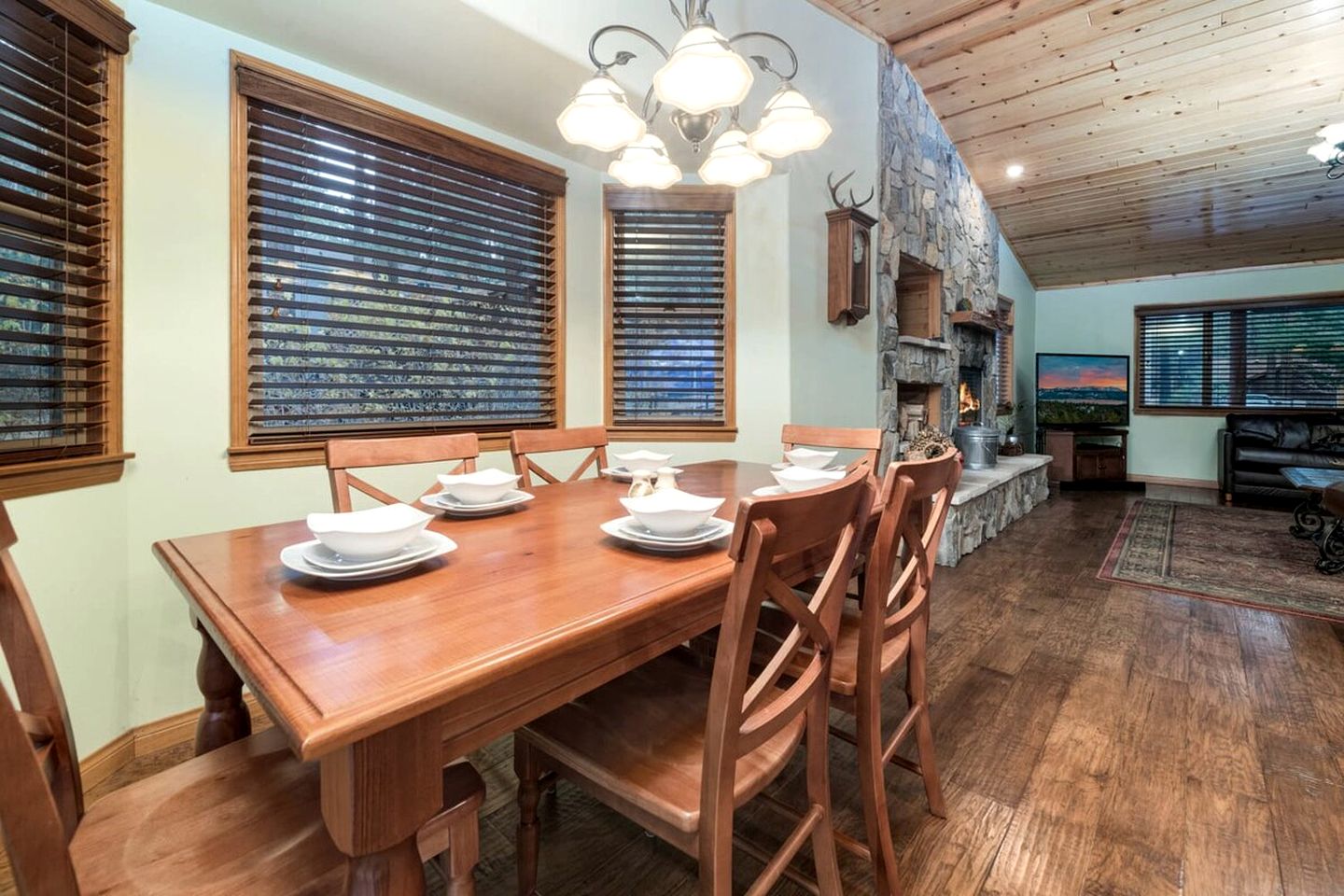 Comfy Cabin with Outdoor Living Space with Spa in Big Bear Lake