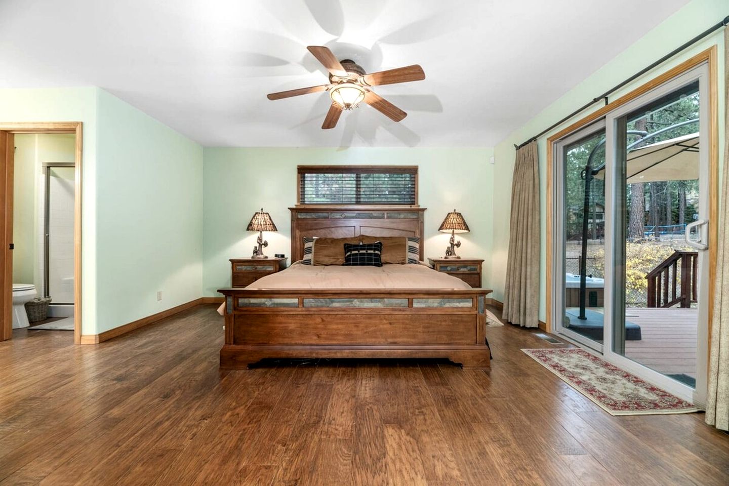 Comfy Cabin with Outdoor Living Space with Spa in Big Bear Lake