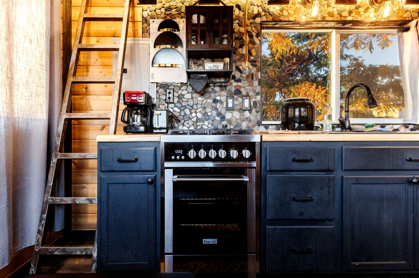 Pet-Friendly Modern Tiny Home with Red Rock Views & Private Deck Near Zion National Park, Apple Valley Utah