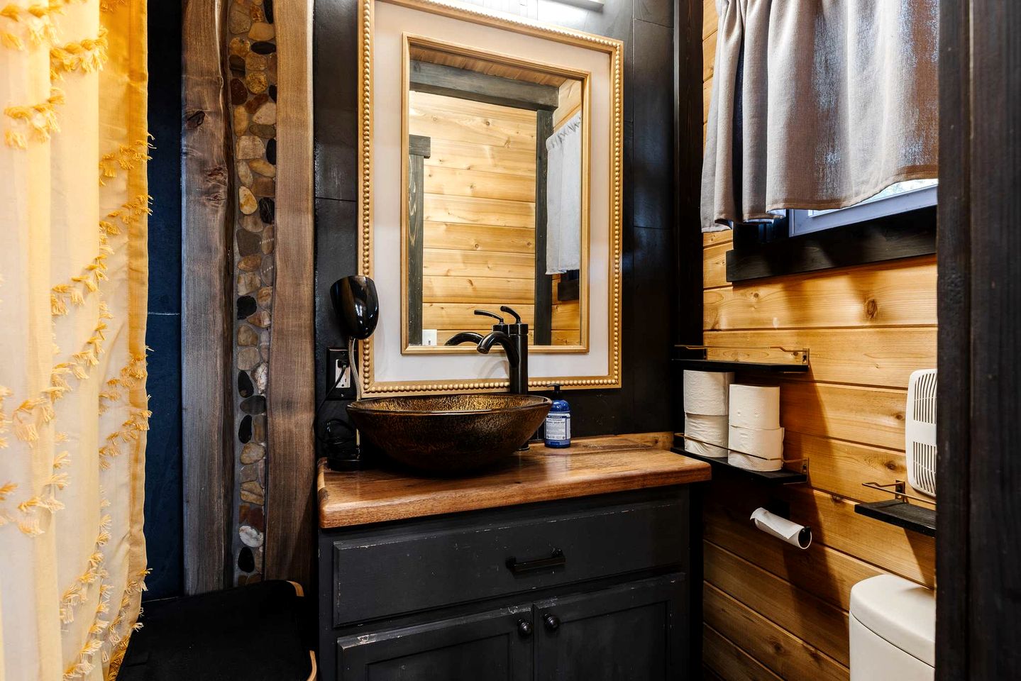 Pet-Friendly Modern Tiny Home with Red Rock Views & Private Deck Near Zion National Park, Apple Valley Utah