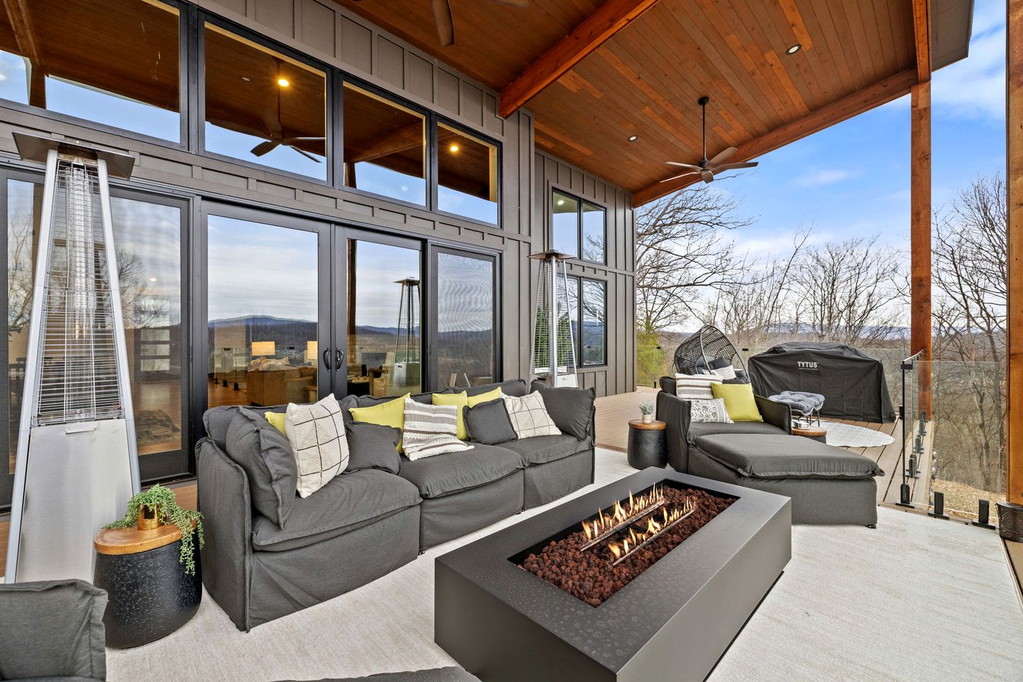 Luxurious Modern Mountain Retreat with Hot Tub & Stargazing Dome Near Berkeley Springs, Hedgesville WV