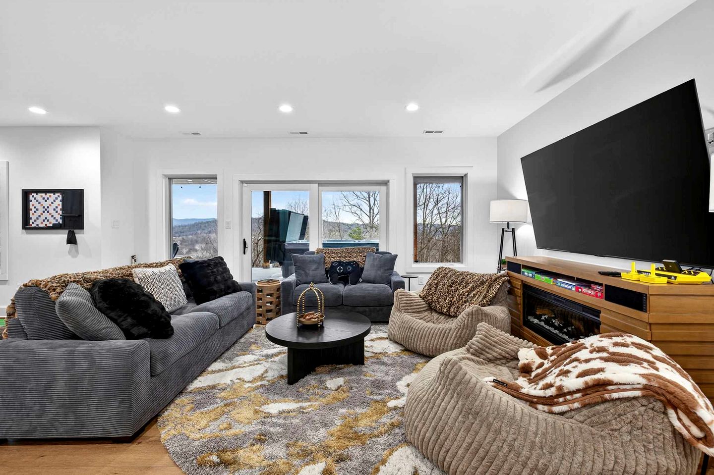 Luxurious Modern Mountain Retreat with Hot Tub & Stargazing Dome Near Berkeley Springs, Hedgesville WV