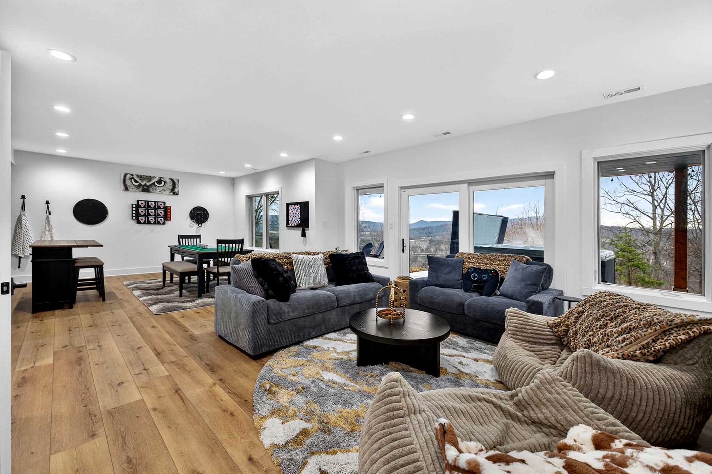 Luxurious Modern Mountain Retreat with Hot Tub & Stargazing Dome Near Berkeley Springs, Hedgesville WV