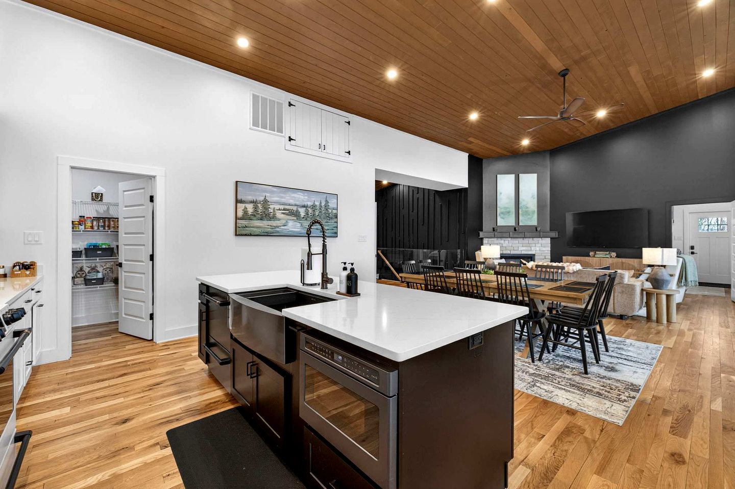 Luxurious Modern Mountain Retreat with Hot Tub & Stargazing Dome Near Berkeley Springs, Hedgesville WV