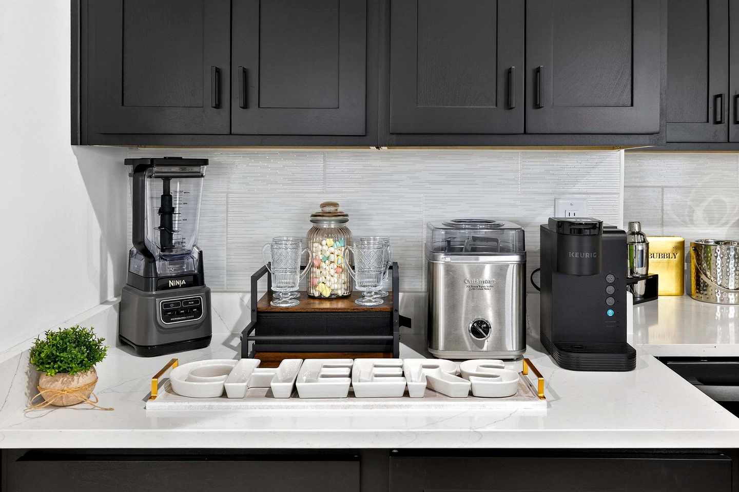 Luxurious Modern Mountain Retreat with Hot Tub & Stargazing Dome Near Berkeley Springs, Hedgesville WV