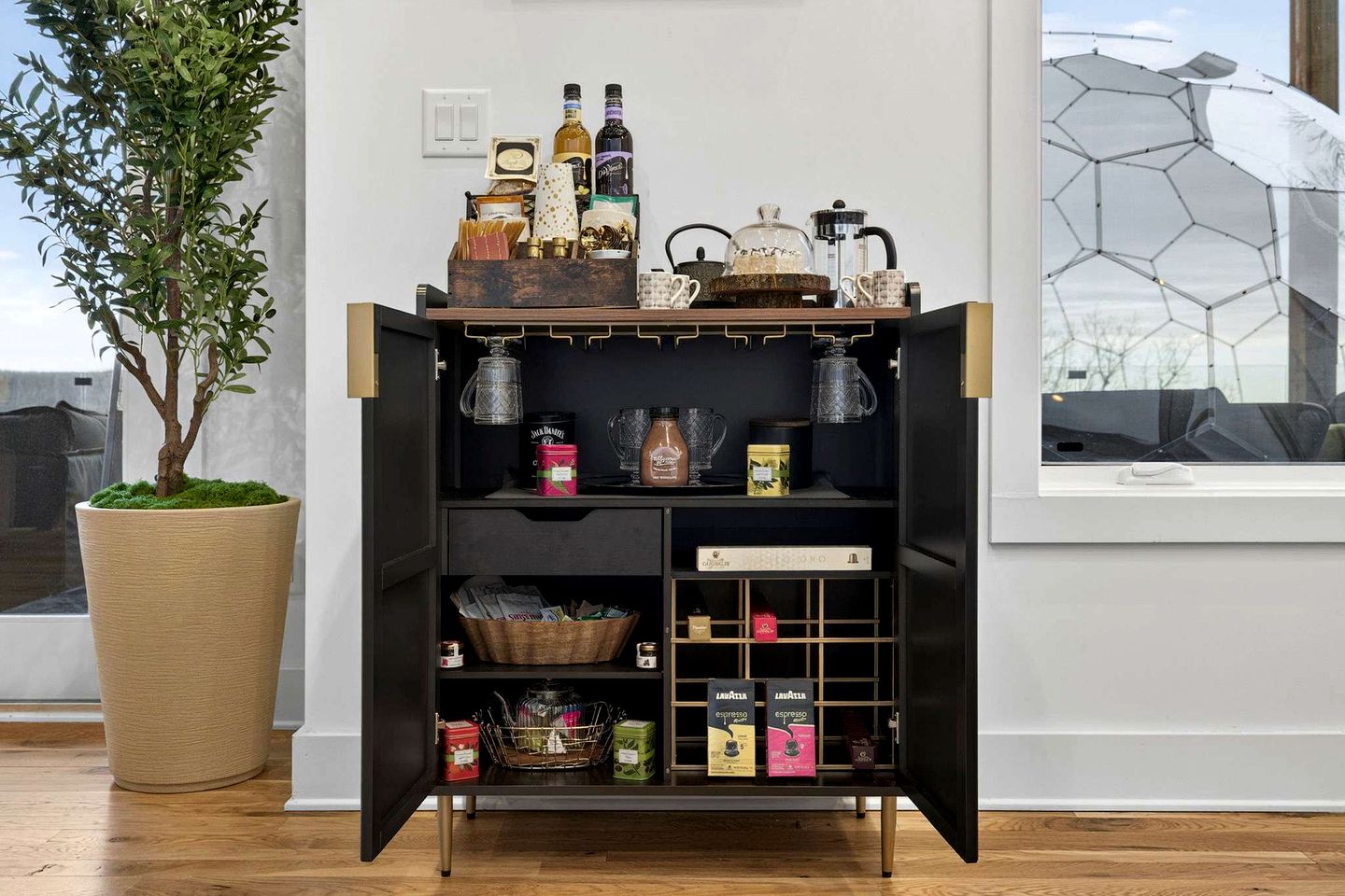 Luxurious Modern Mountain Retreat with Hot Tub & Stargazing Dome Near Berkeley Springs, Hedgesville WV