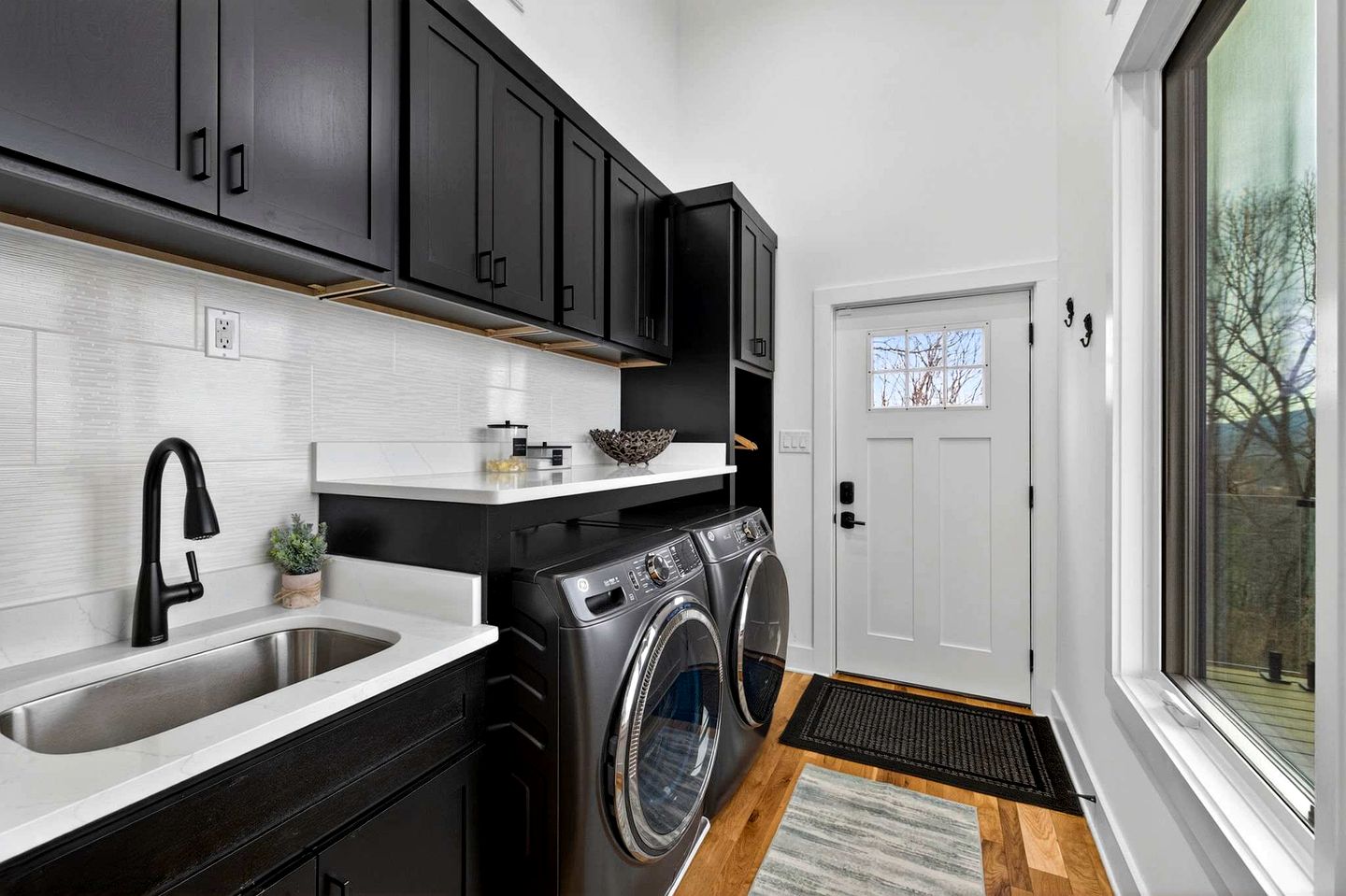 Luxurious Modern Mountain Retreat with Hot Tub & Stargazing Dome Near Berkeley Springs, Hedgesville WV