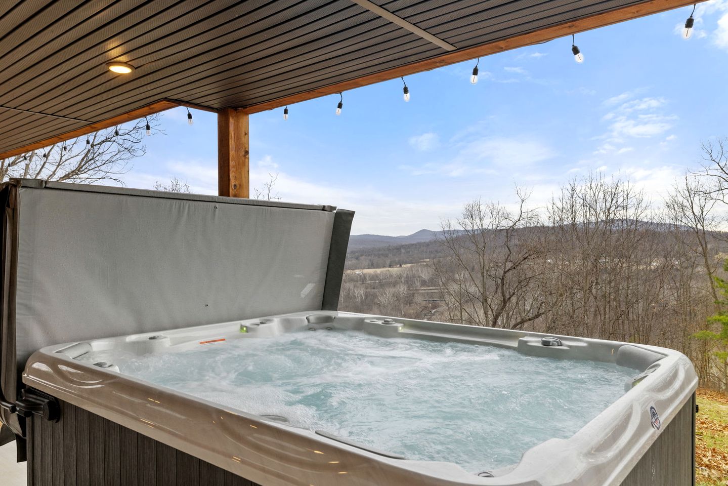 Luxurious Modern Mountain Retreat with Hot Tub & Stargazing Dome Near Berkeley Springs, Hedgesville WV