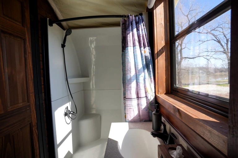 Caravans (United States of America, Chilton, Texas)