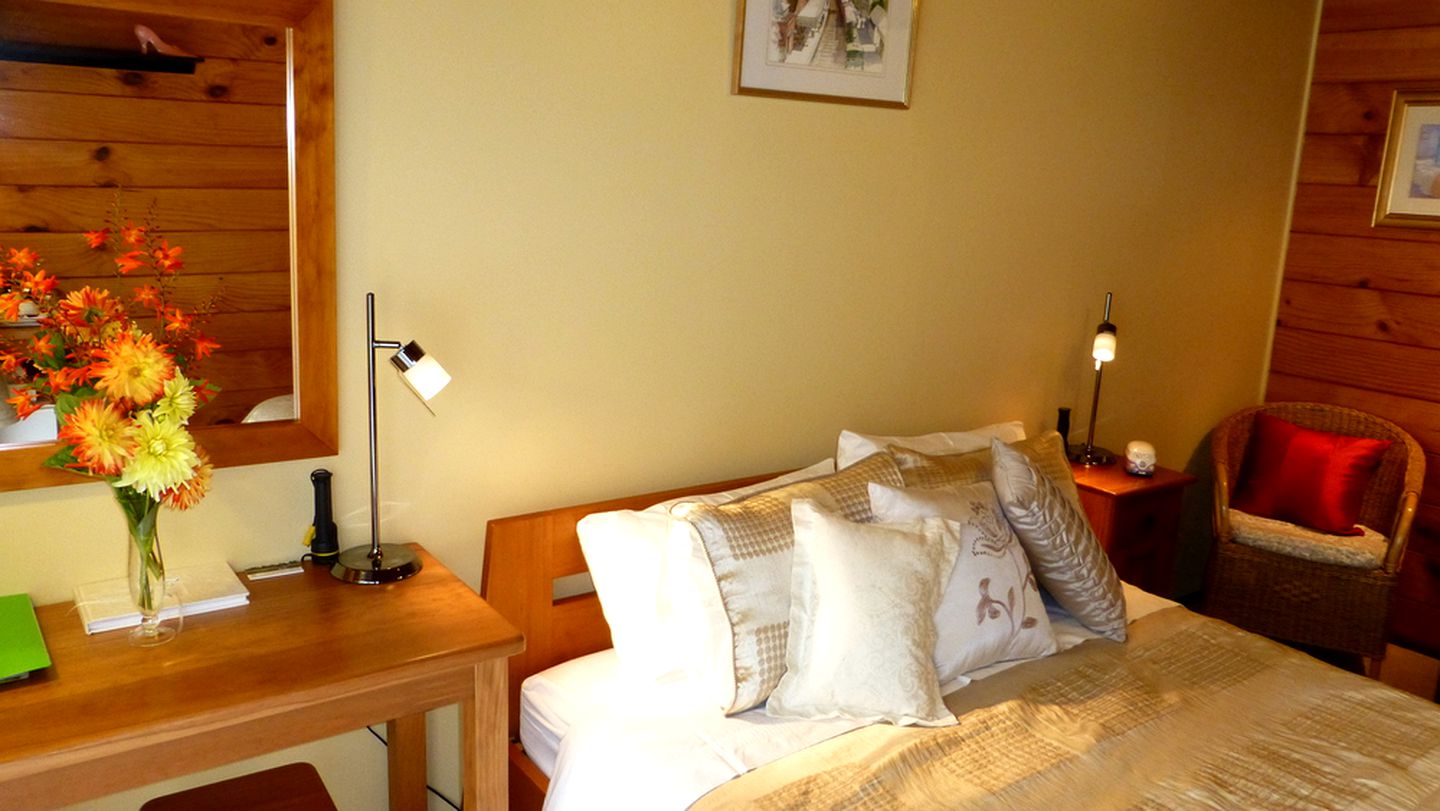 Romantic Room Rental on Secluded Site near Rotorua, New Zealand