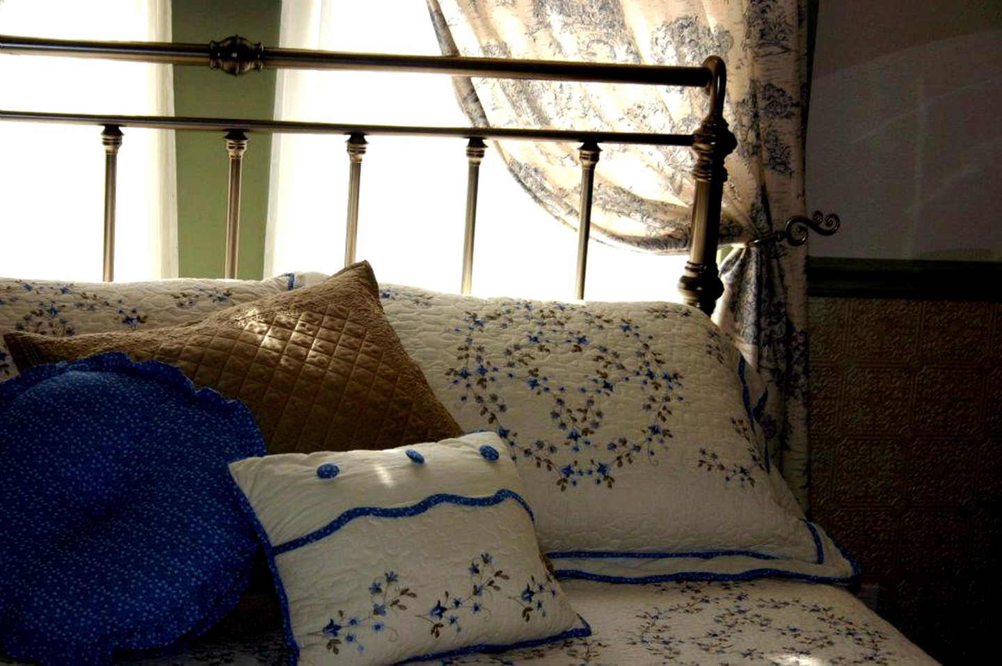 Magical Country Getaway Cottage with Views from Hot Tub near Fredericksburg, Texas