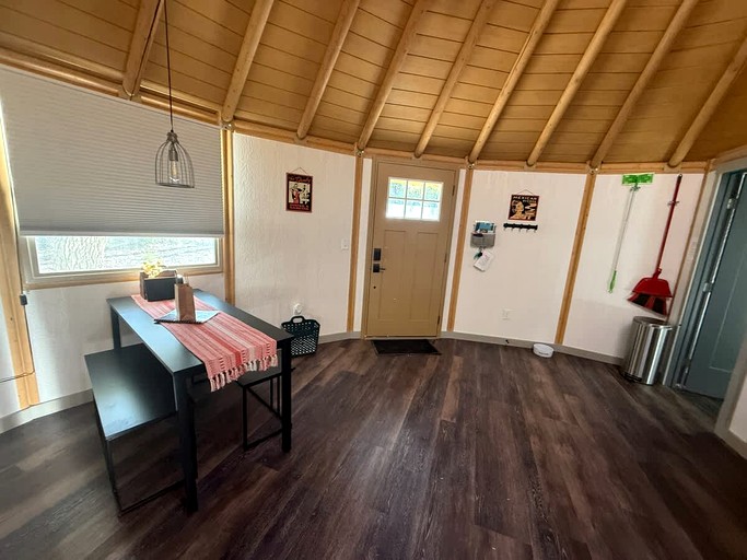 Cabins (United States of America, Canyon Lake, Texas)