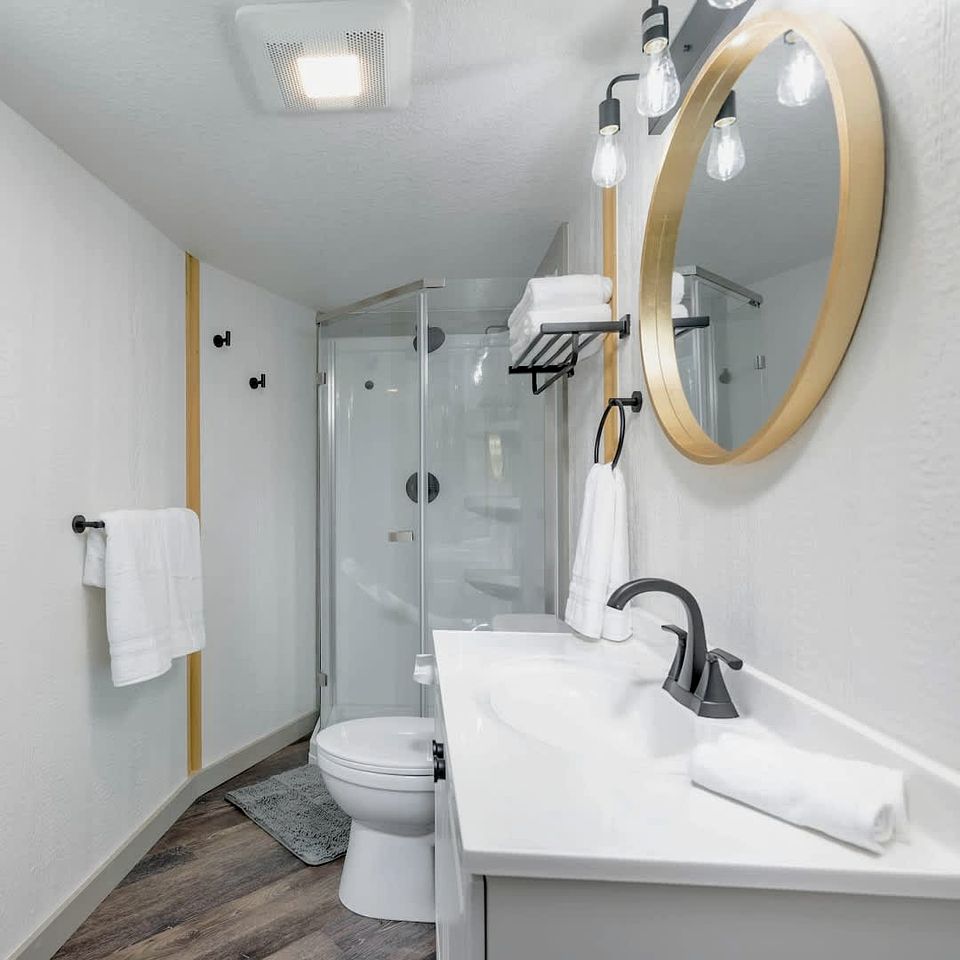 Peaceful Luxury Yurt-Cabin with Private Hot Tub Near Canyon Lake, Texas