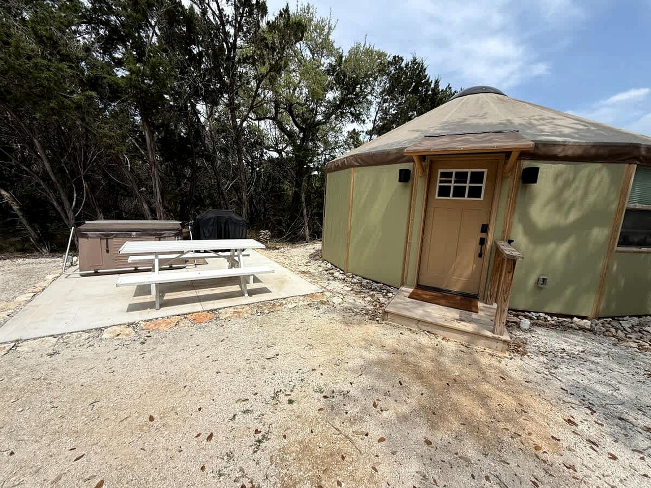Peaceful Luxury Yurt-Cabin with Private Hot Tub Near Canyon Lake, Texas