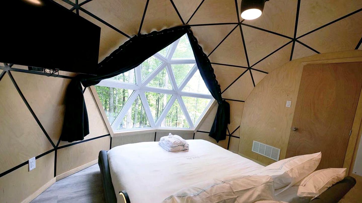Mont Tremblant Glamping Domes with Lake Access and Sauna