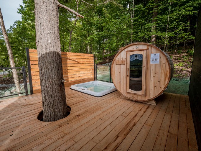 Pods (Canada, Mont Tremblant, Quebec)