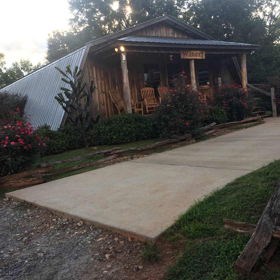 Charming Woodland Cabin Perfect for a Hiking Trip in Dahlonega, Georgia