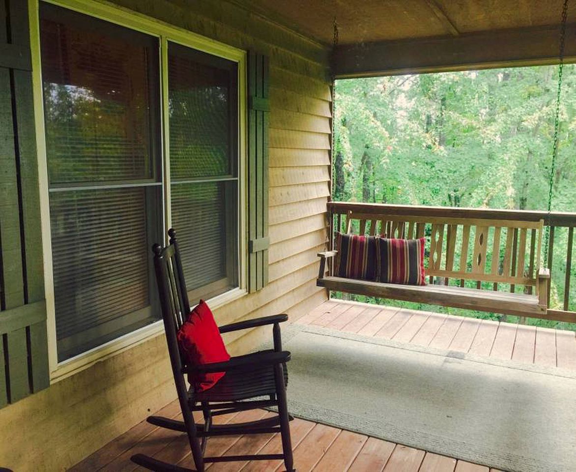 Charming Woodland Cabin Perfect for a Hiking Trip in Dahlonega, Georgia