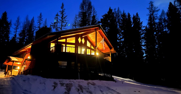 Wilderness Retreat in Montana: Luxurious Mountain Glamping Experience on Lake McGregor