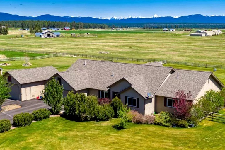 Secluded Cabin Ideal for Families with Lovely Landscape Views in Montana