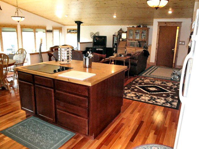 Cabins (White Sulphur Springs, Montana, United States)