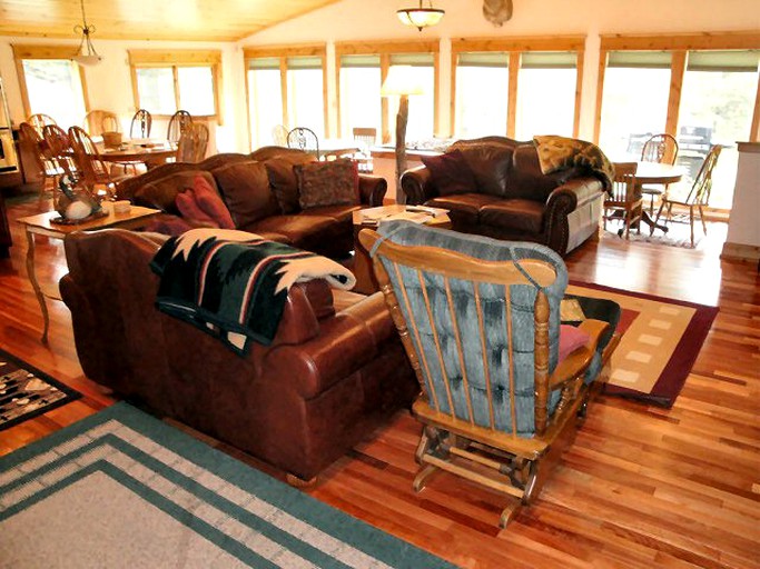 Cabins (White Sulphur Springs, Montana, United States)