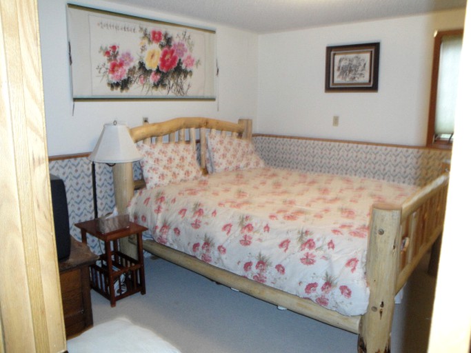 Cabins (White Sulphur Springs, Montana, United States)