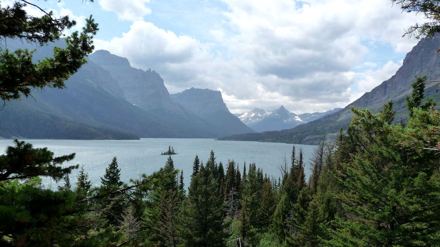 Secluded Lodge Rental for Large Groups in Lewis and Clark National Forest, Montana