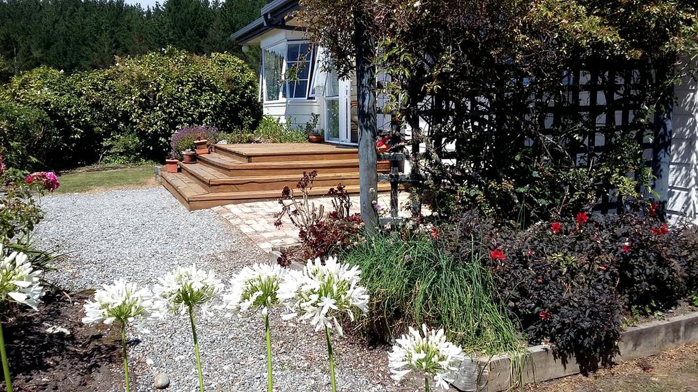 Beautiful and Spacious Holiday Rental with a Deck in Hokitika, New Zealand