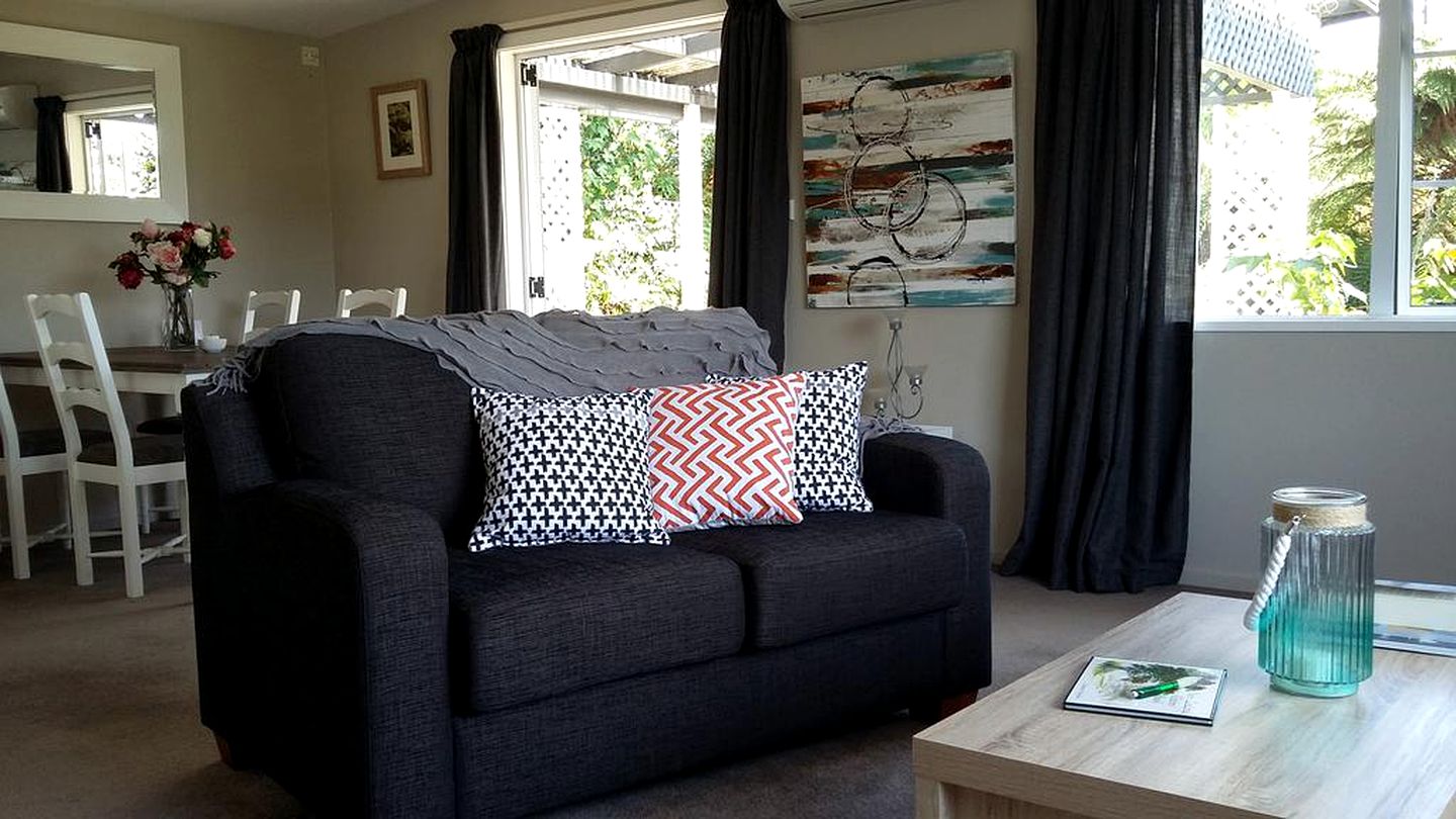 Beautiful and Spacious Holiday Rental with a Deck in Hokitika, New Zealand