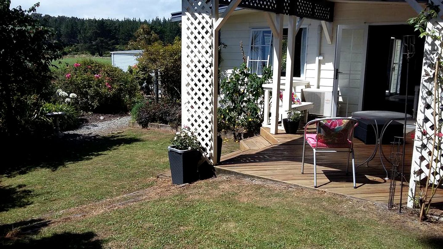 Beautiful and Spacious Holiday Rental with a Deck in Hokitika, New Zealand