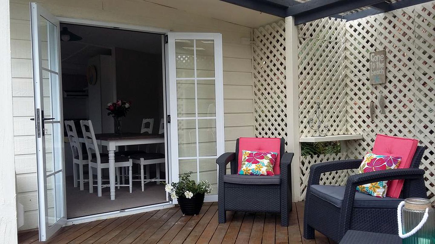 Beautiful and Spacious Holiday Rental with a Deck in Hokitika, New Zealand