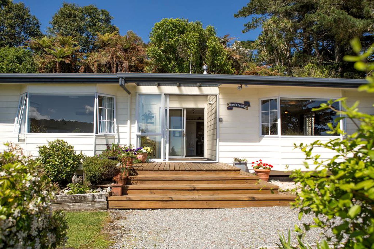 Beautiful and Spacious Holiday Rental with a Deck in Hokitika, New Zealand