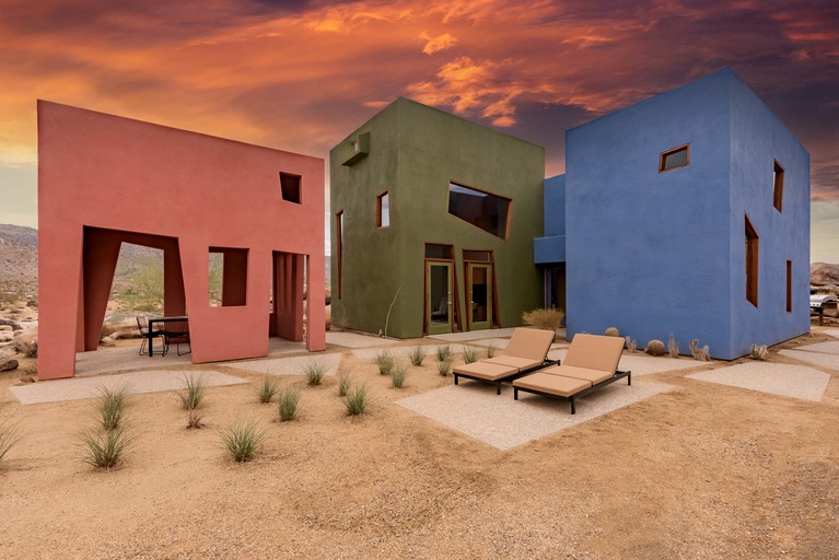 Amazing Colorful Designer Rental with Barbecue and Hot-tub in Joshua Tree, California