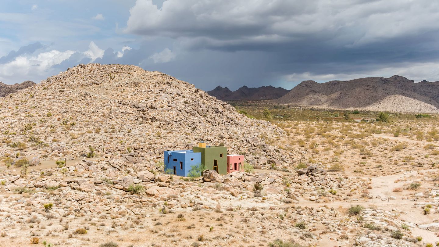 Amazing Colorful Designer Rental with Barbecue and Hot-tub in Joshua Tree, California