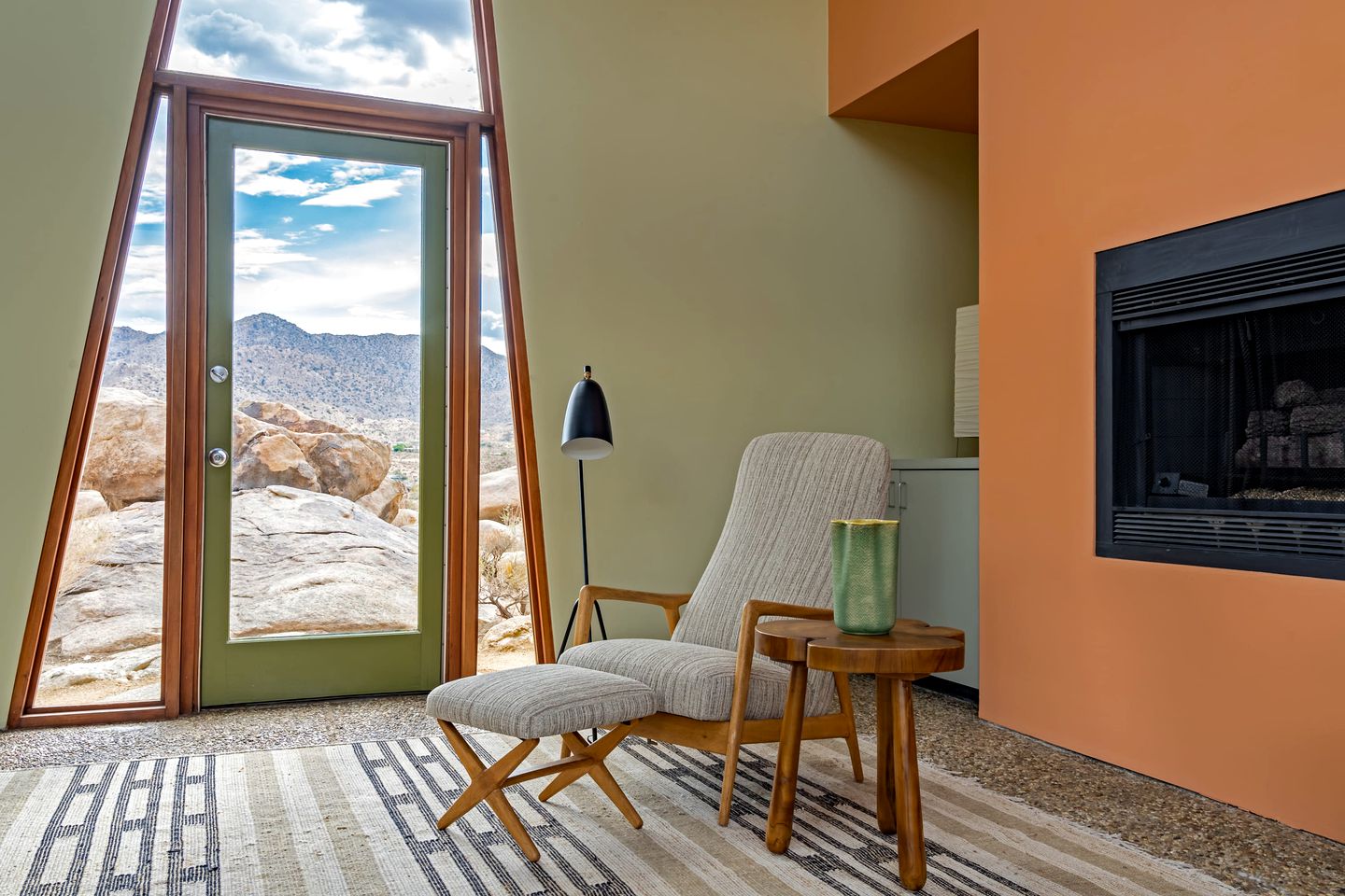 Amazing Colorful Designer Rental with Barbecue and Hot-tub in Joshua Tree, California