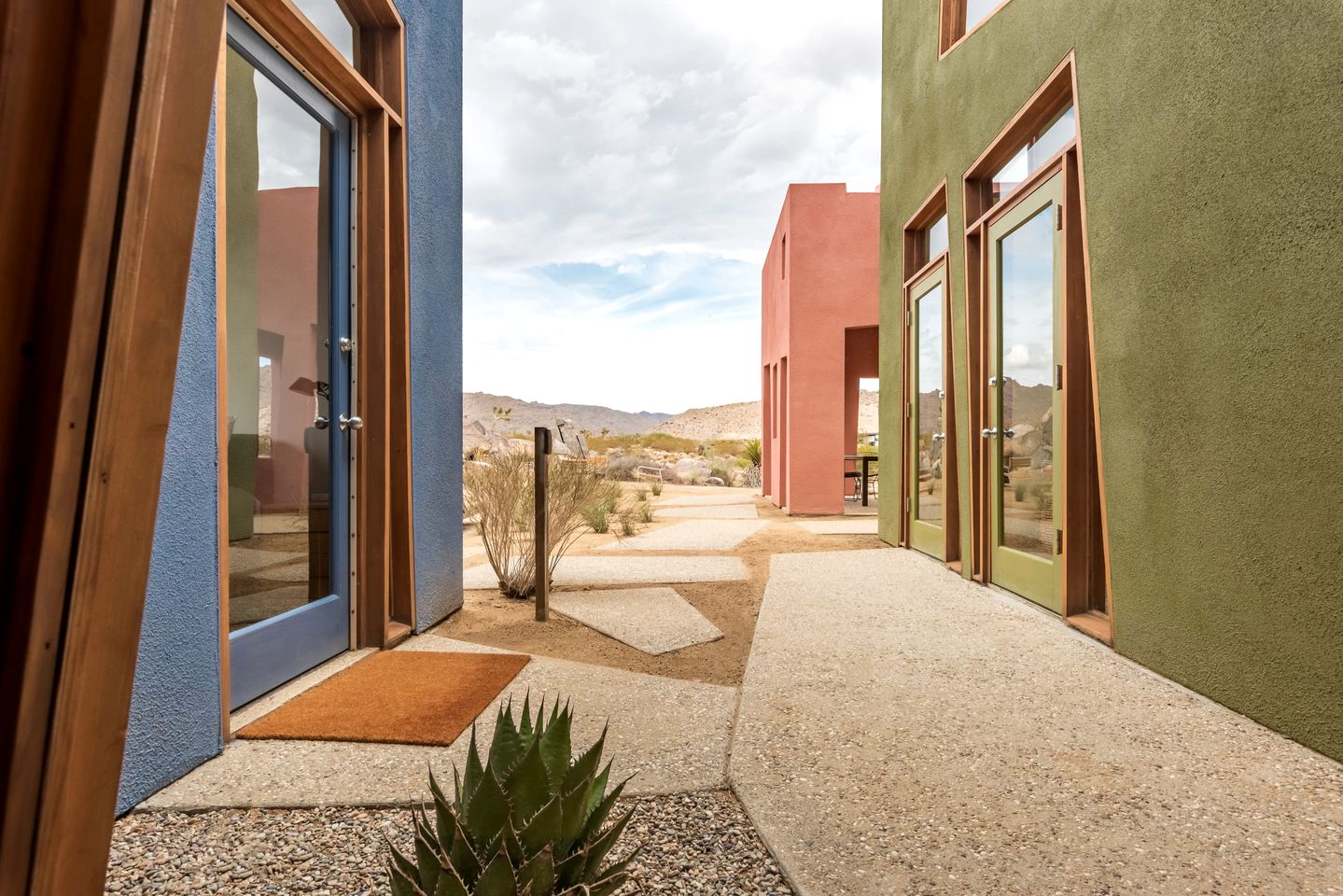 Amazing Colorful Designer Rental with Barbecue and Hot-tub in Joshua Tree, California