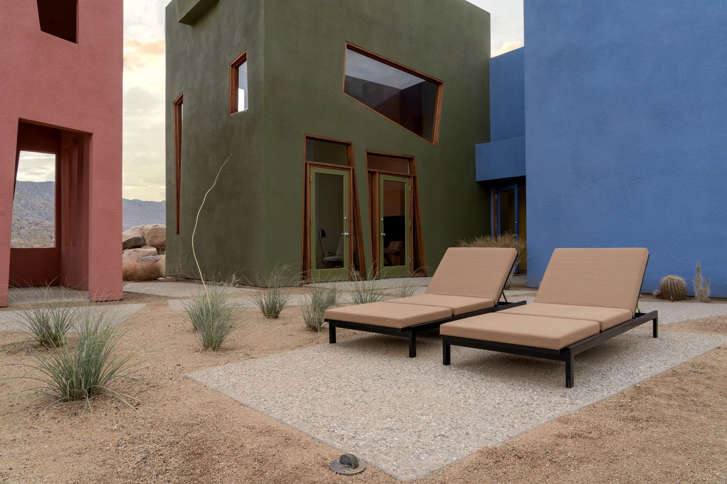 Amazing Colorful Designer Rental with Barbecue and Hot-tub in Joshua Tree, California