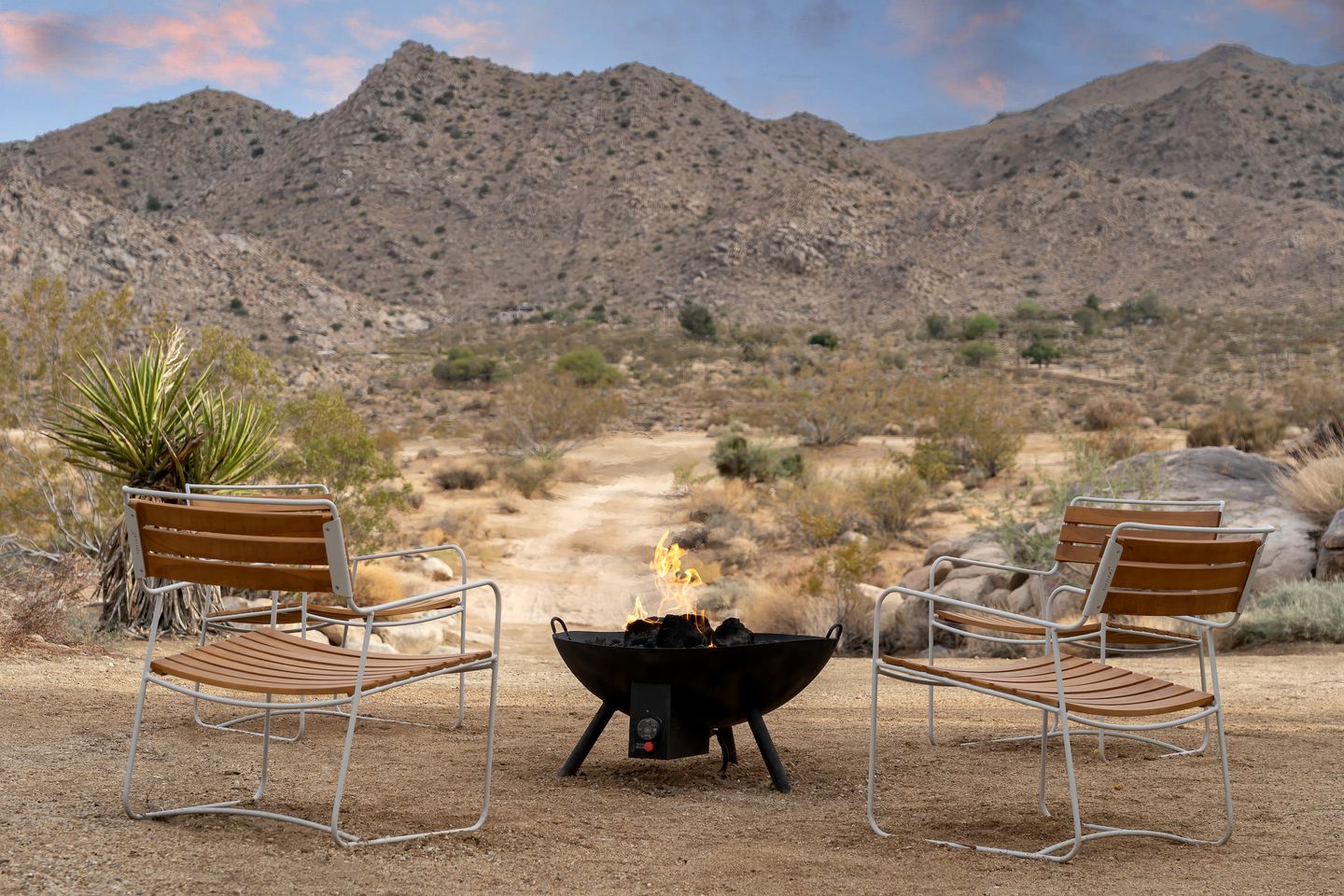 Amazing Colorful Designer Rental with Barbecue and Hot-tub in Joshua Tree, California