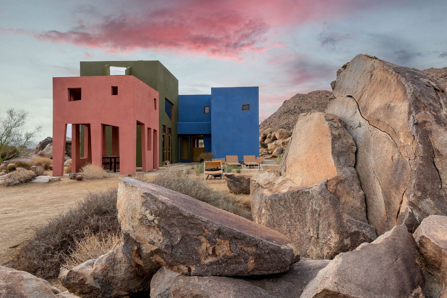 Amazing Colorful Designer Rental with Barbecue and Hot-tub in Joshua Tree, California