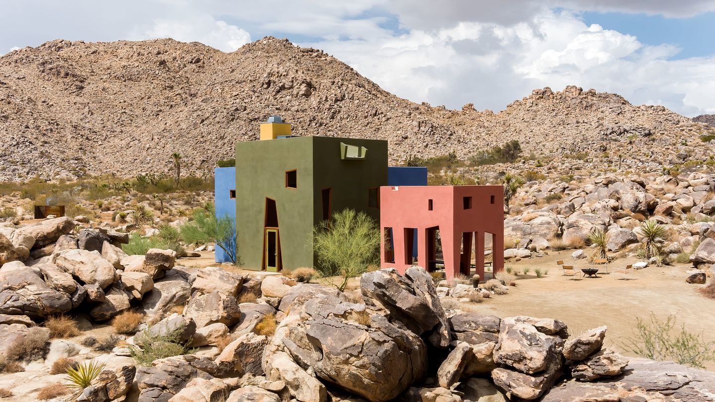 Amazing Colorful Designer Rental with Barbecue and Hot-tub in Joshua Tree, California