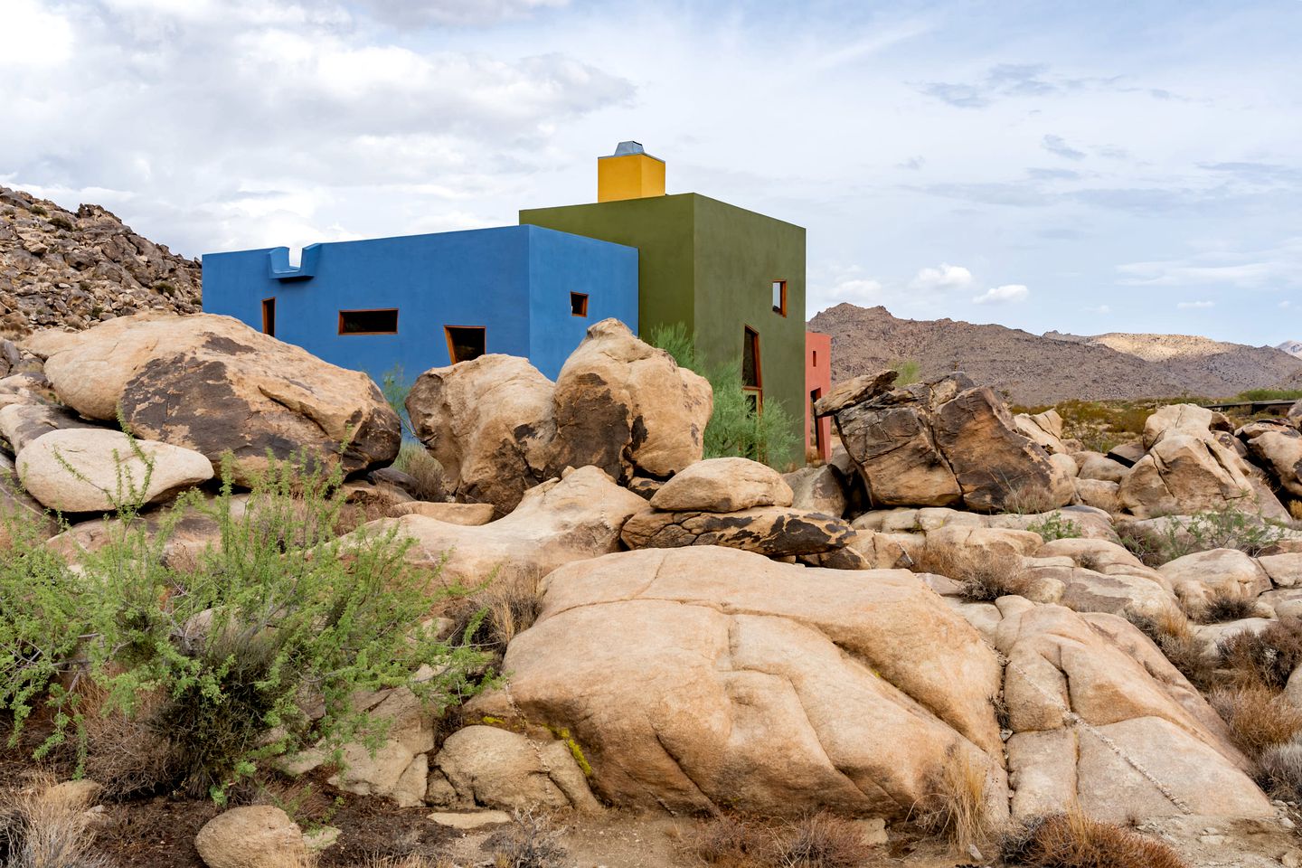 Amazing Colorful Designer Rental with Barbecue and Hot-tub in Joshua Tree, California