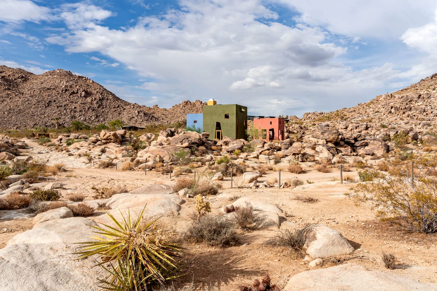 Amazing Colorful Designer Rental with Barbecue and Hot-tub in Joshua Tree, California