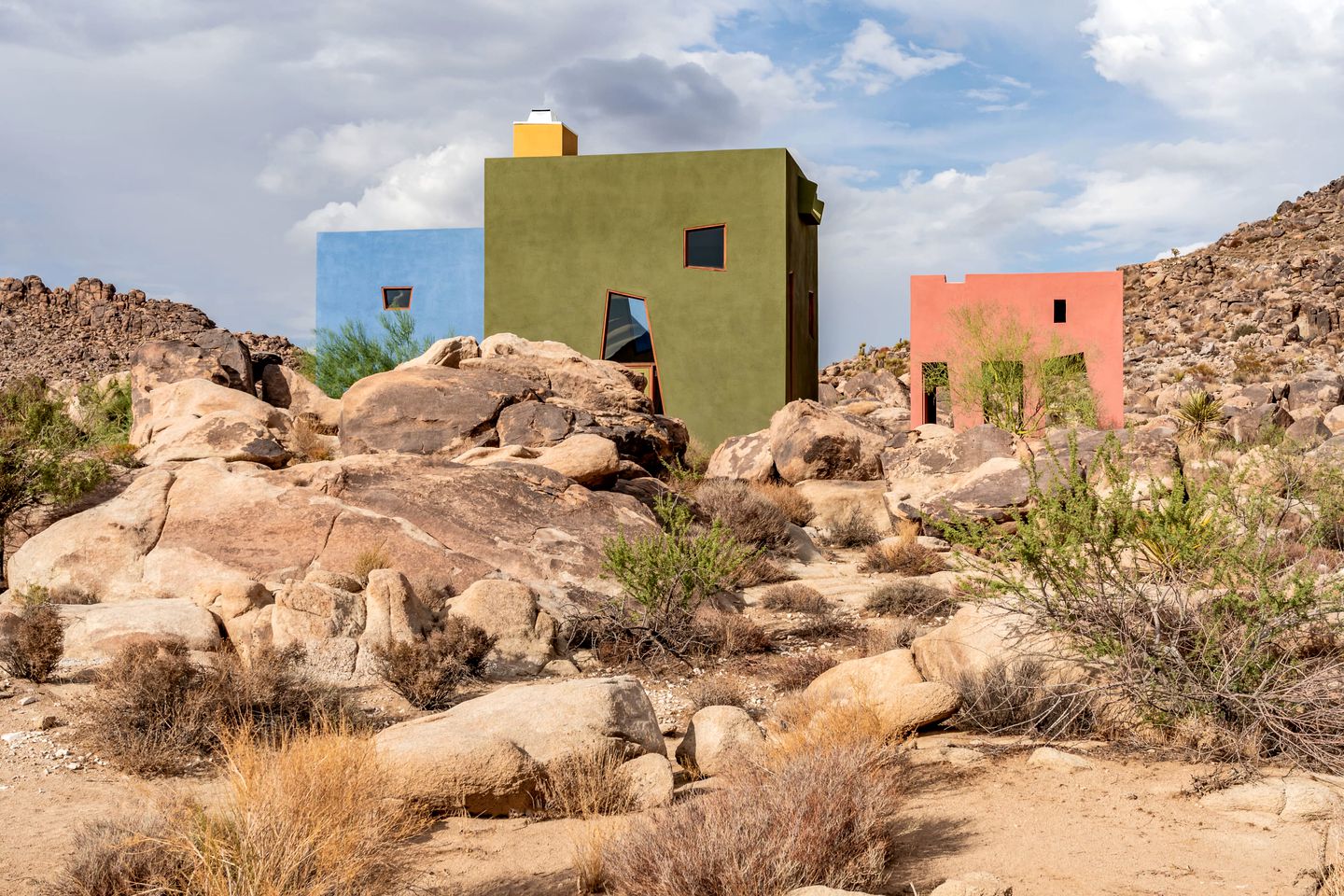 Amazing Colorful Designer Rental with Barbecue and Hot-tub in Joshua Tree, California