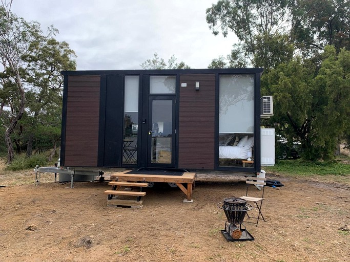 Cozy Tiny House with Beach Access and Scenic Views near Opossum Bay, Tasmania