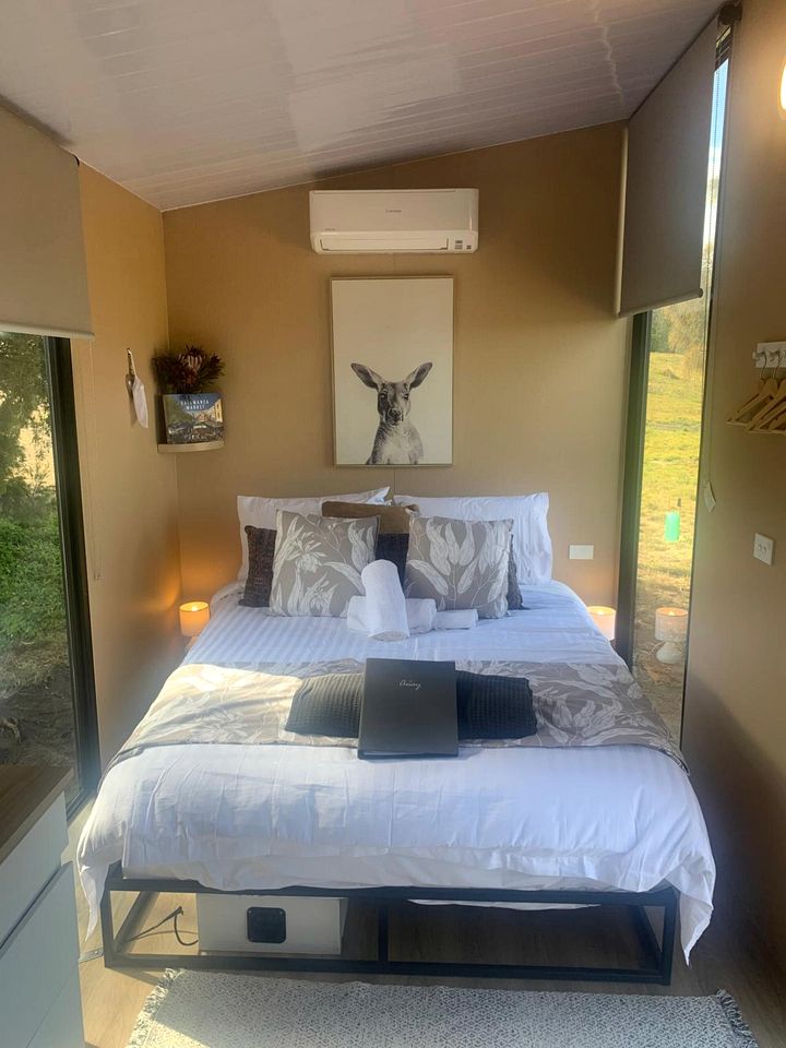Cozy Tiny House with Beach Access and Scenic Views near Opossum Bay, Tasmania