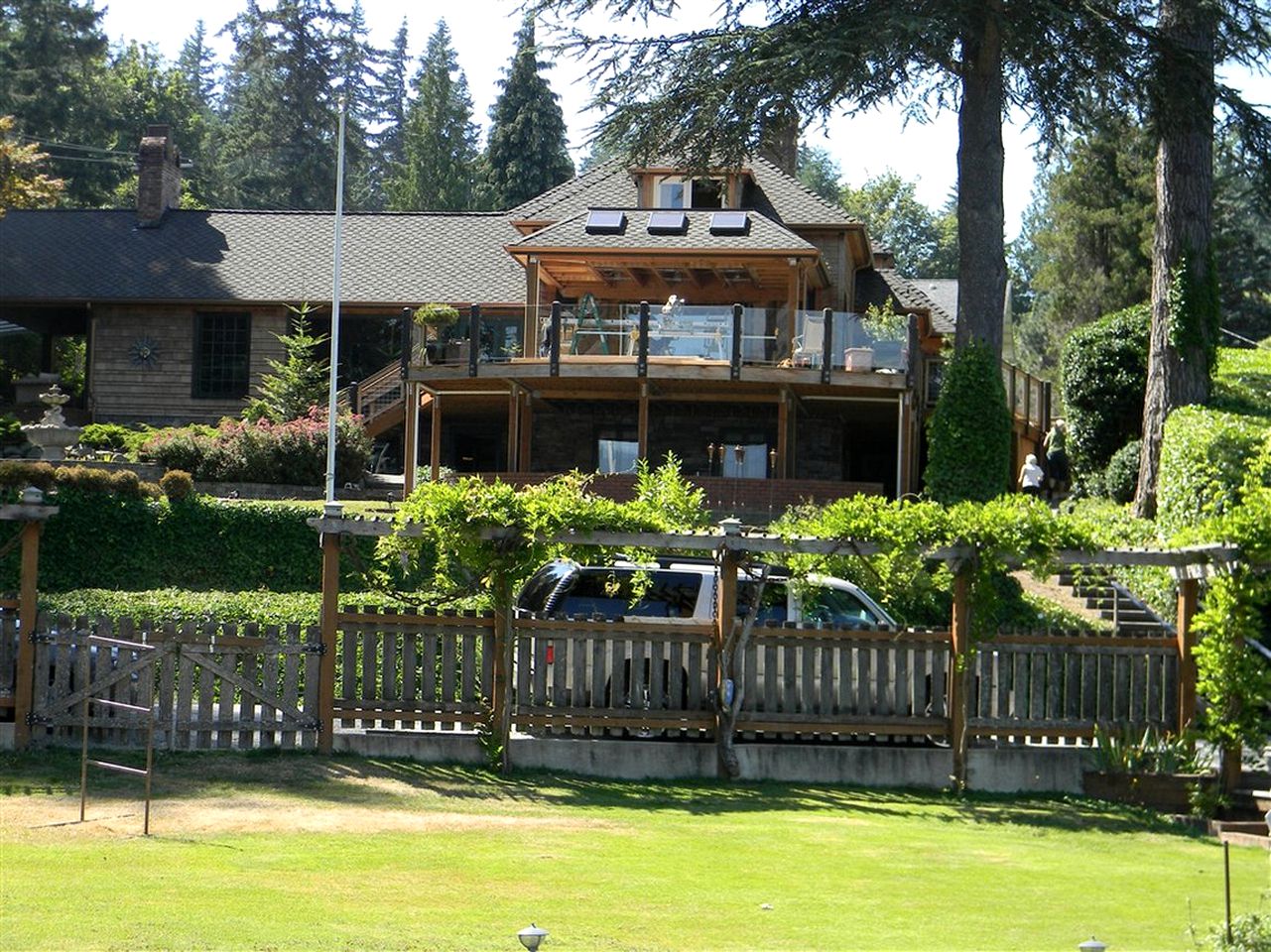 Charming Retreat on the Edge of Lake Whatcom in Bellingham, Washington