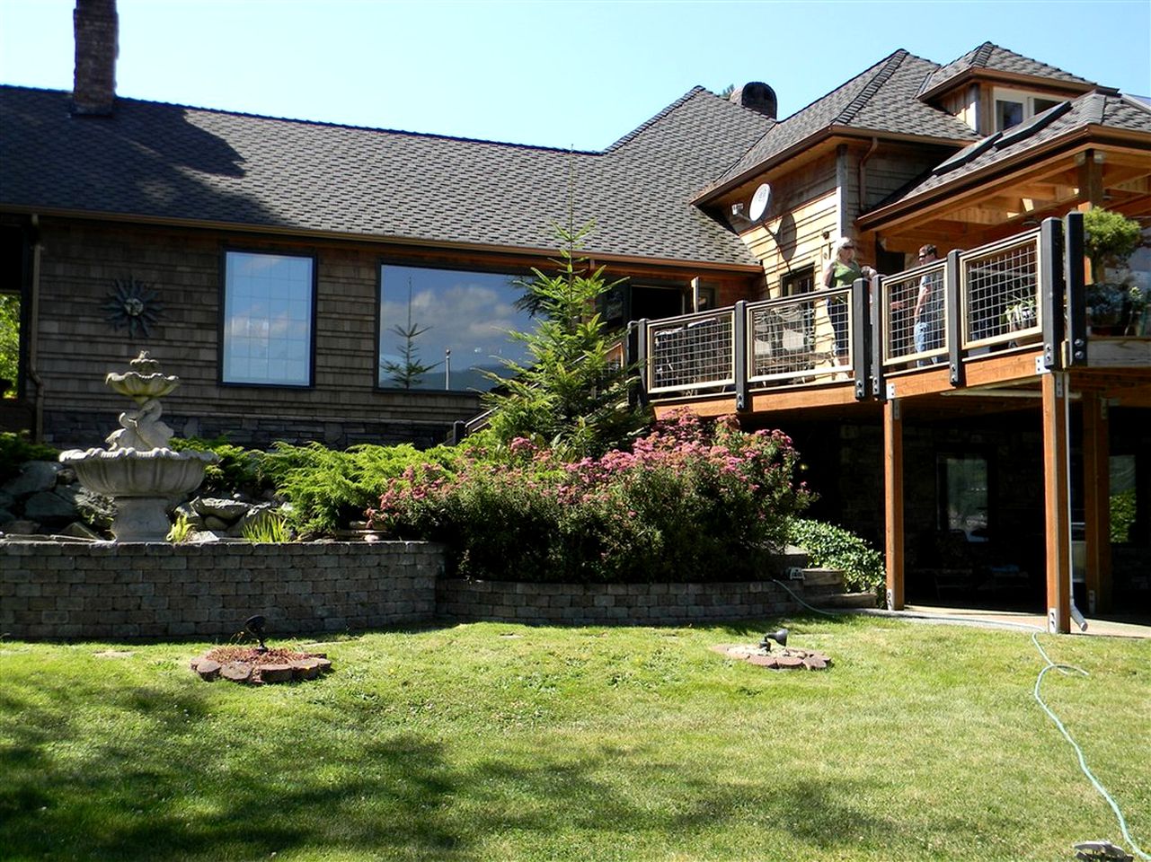 Charming Retreat on the Edge of Lake Whatcom in Bellingham, Washington